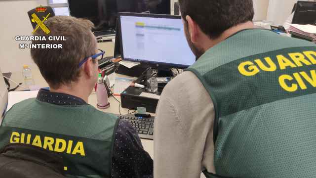 Dos agentes de la Guardia Civil