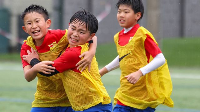 El primer día de la Barça Academy World Cup, bajo la lluvia