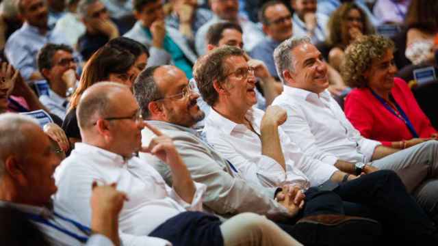 El presidente del PPC, Alejandro Fernández; el del PP, Alberto Nuñez Feijóo; el Coordinador de General del PP, Elías Bendodo; y la portavoz del PP en el Parlamento Europeo, Dolors Montserrat