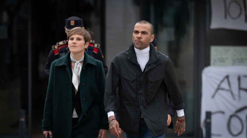 La abogada de Dani Alves, Inés Guardiola (2i), y el exfutbolista Dani Alves (1d) a su salida de la cárcel de Can Brians