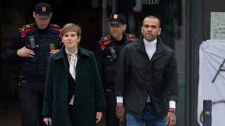 La abogada de Dani Alves, Inés Guardiola (2i), y el exfutbolista Dani Alves (1d) a su salida de la cárcel de Can Brians