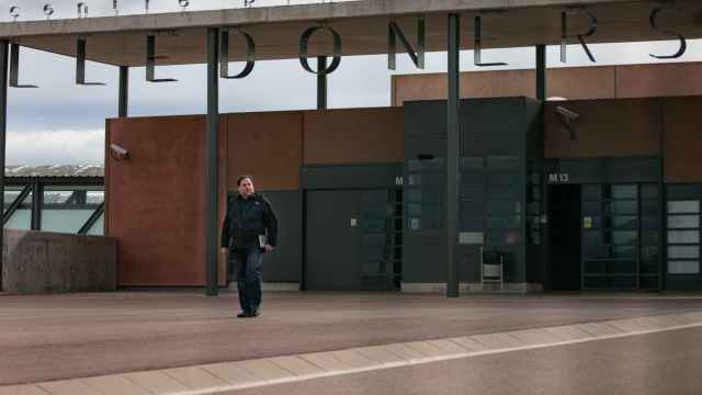 El líder de ERC, Oriol Junqueras, condenado a 13 años de cárcel por sedición y malversación en la sentencia del 'procés', en el exterior de la puerta del Centro Penitenciario Lledoners