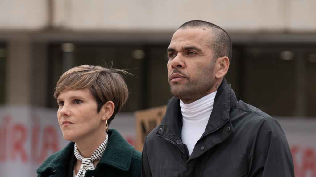 Dani Alves sale de prisión, junto a su abogada, Inés Guardiola, tras pagar un millón de euros de fianza