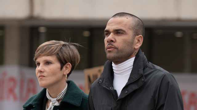 Dani Alves sale de prisión, junto a su abogada, Inés Guardiola, tras pagar un millón de euros de fianza