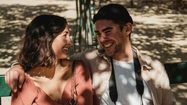 Imagen de archivo de una pareja hablando y sonriendo