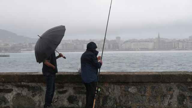 Lluvia en un paseo marítimo