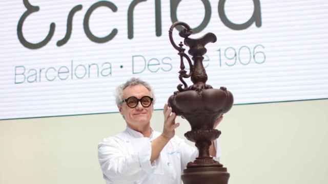 El pastelero Cristian Escribà, con la mona de la Copa América de vela