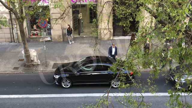El presidente del PP, Alberto Ñúñez Feijóo, saliendo del restaurante gallego La Penela de Barcelona