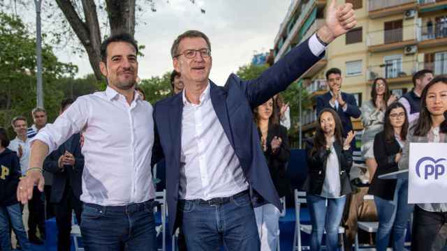 El alcalde de Castelldefels, Manu Reyes, y el líder del PP, Alberto Núñez Feijóo