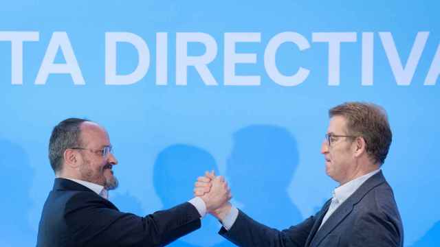 El líder del PPC y candidato al 12M, Alejandro Fernández, y el líder del PP, Alberto Núñez Feijóo