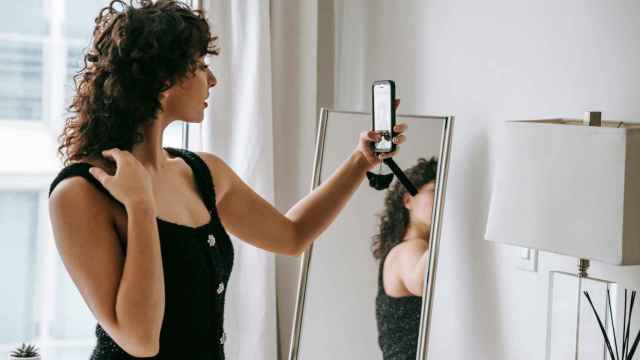 Una mujer se hace un selfie con un Iphone