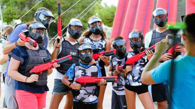 Una familia se fotografía antes de iniciar la actividad de Paintball