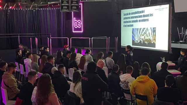 Imagen de los trabajadores de una discoteca durante una charla con los Mossos d'Esquadra