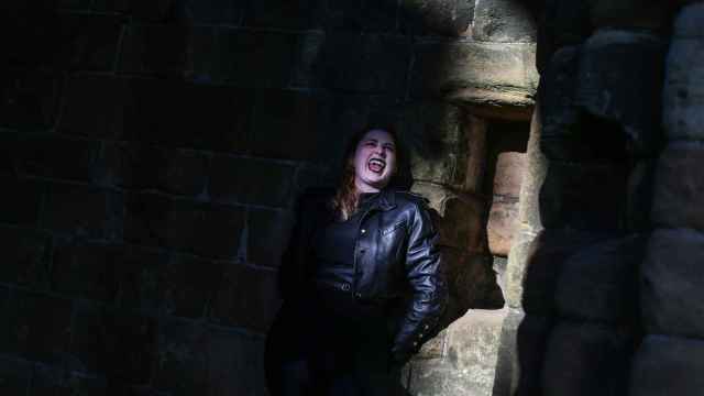 Una mujer caracterizada como vampira en una celebración de anviersario de la novela de Drácula