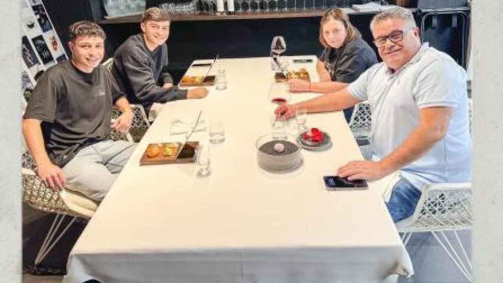Pedri, acompañado por su hermano y sus padres, en una comida en Disfrutar