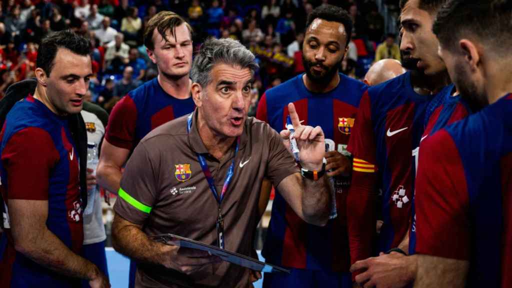 Carlos Ortega dirige al Barça de balonmano contra el Bidasoa