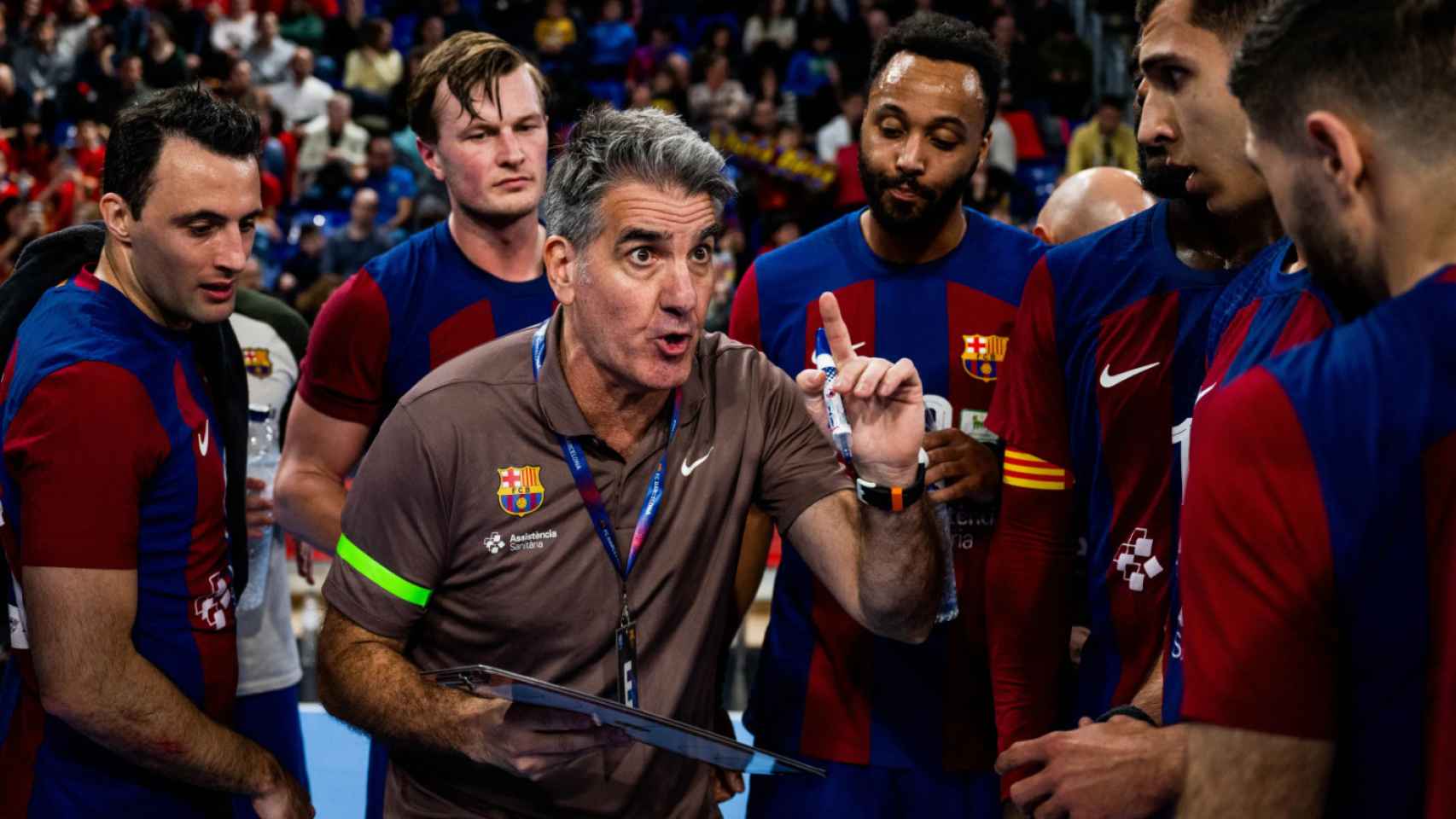 Carlos Ortega dirige al Barça de balonmano contra el Bidasoa