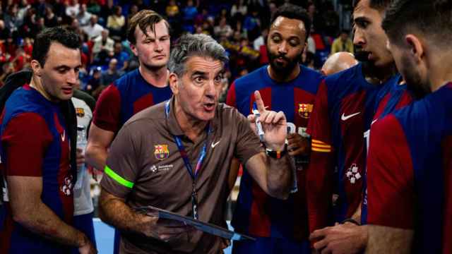 Carlos Ortega dirige al Barça de balonmano contra el Bidasoa