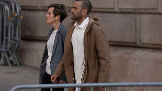 El exfutbolista Dani Alves y su abogada, Inés Guardiola, a su llegada a la Audiencia de Barcelona
