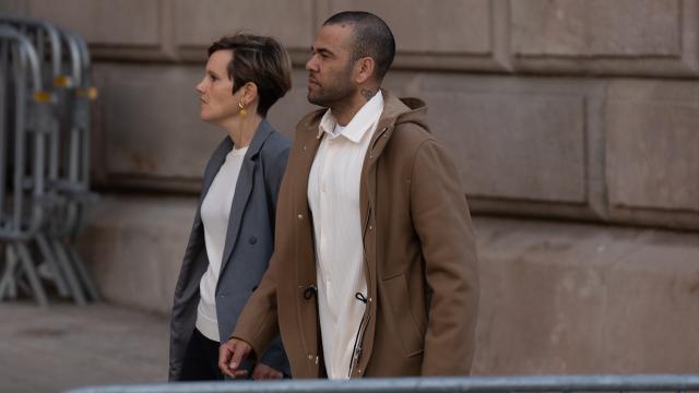 El exfutbolista Dani Alves y su abogada, Inés Guardiola, a su llegada a la Audiencia de Barcelona