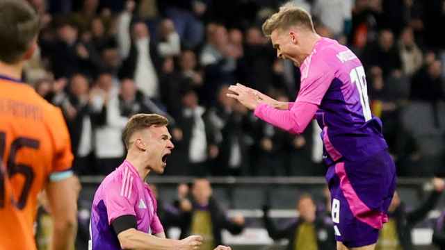 Joshua Kimmich celebra un gol de Alemania con Maximilian Mittelstädt