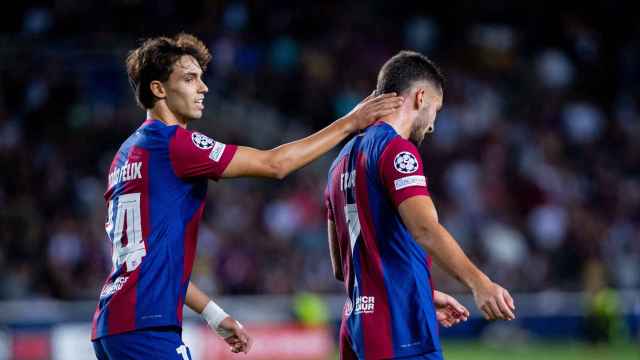 Joao Félix y Ferran Torres, durante un partido del Barça en Montjuïc