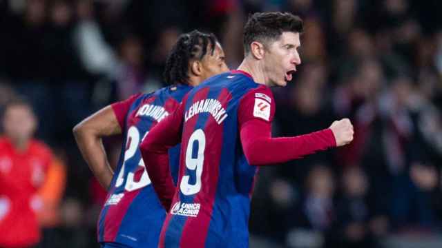Lewandowski festeja un gol del Barça en un partido contra el Granada