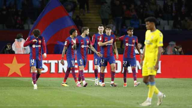 Los futbolistas del Barça celebran la victoria contra Las Palmas en Montjuïc