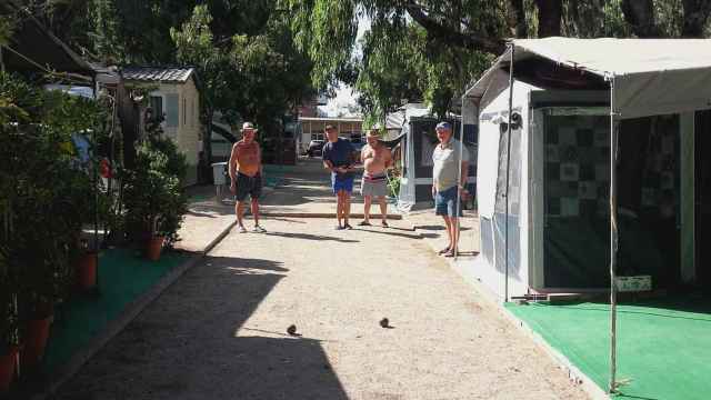 Jubilados, junto a sus caravanas en el camping de Coma-ruga