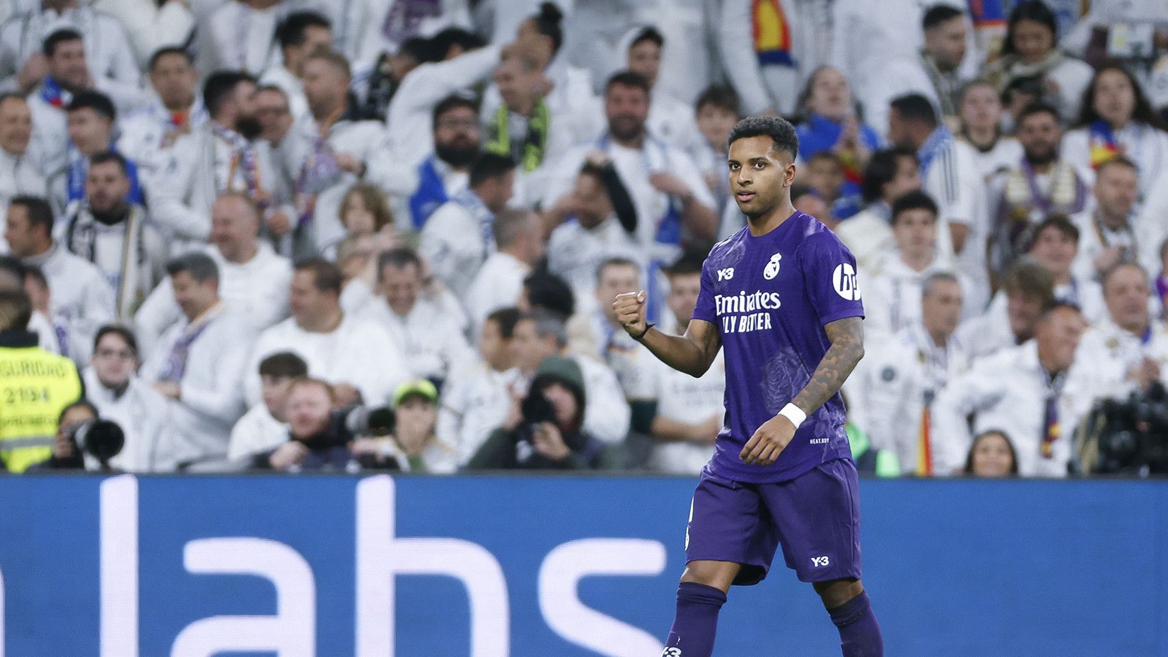Rodrygo mantiene al Real Madrid a ocho puntos sobre el Barça
