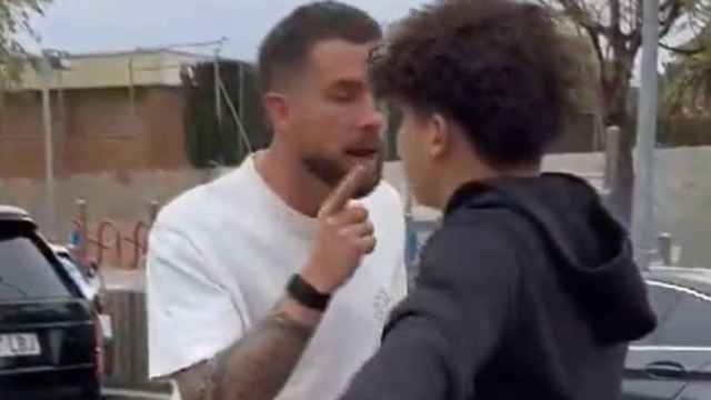 Iñigo Martínez se engancha con un 'tiktoker' a la salida de un entrenamiento con el Barça