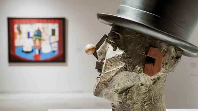 Uno de los bustos de bronce y madera que forman parte de la exposición ‘Eduardo Arroyo’.