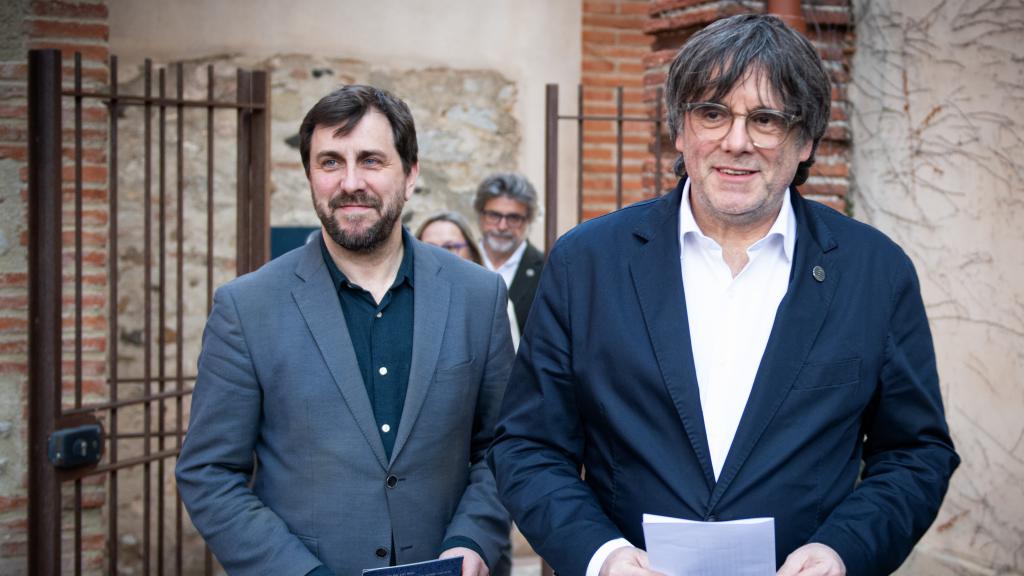 El eurodiputado Toni Comín y el expresidente de la Generalitat y candidato de Junts al 12 de mayo, Carles Puigdemont
