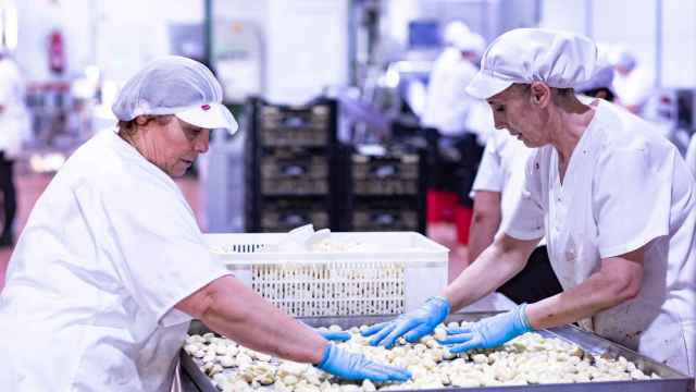 Dos trabajadoras en una fábrica
