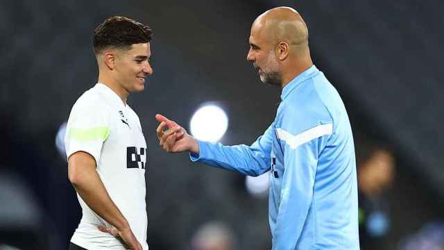 Julián Álvarez recibe indicaciones de Pep Guardiola