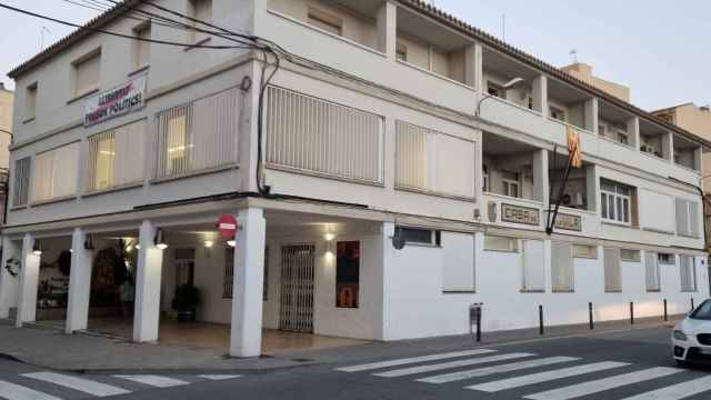 Pancarta secesionista y bandea 'estelada' independentista en la fachada del Ayuntamiento de L'Ametlla de Mar