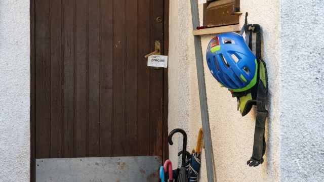 Exterior de la casa tras el levantamiento del cordón policial, a 3 de abril de 2024, en Bellcaire d'Empordà, Girona
