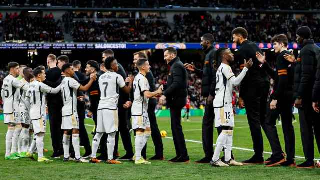 Los jugadores del equipo de futbol y baloncesto se saludan en el Santiago Bernabéu