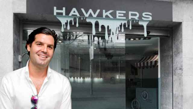 Alejandro Betancourt y una de las tiendas de las gafas de sol Hawkers
