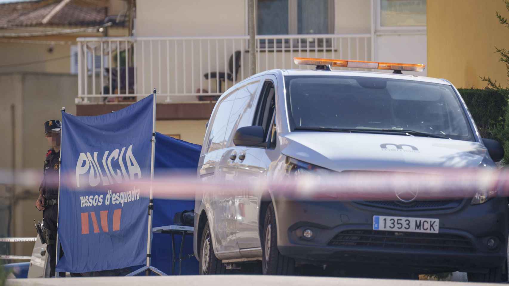Furgoneta de servicios funerarios en la finca donde se produjo el crimen en Bellcaire d'Empordà (Girona)