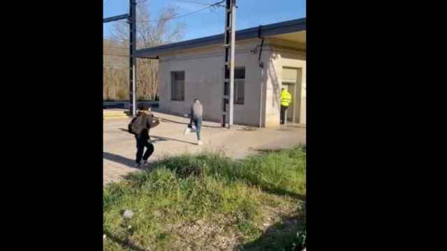 El pasajero, durante la agresión al vigilante de seguridad