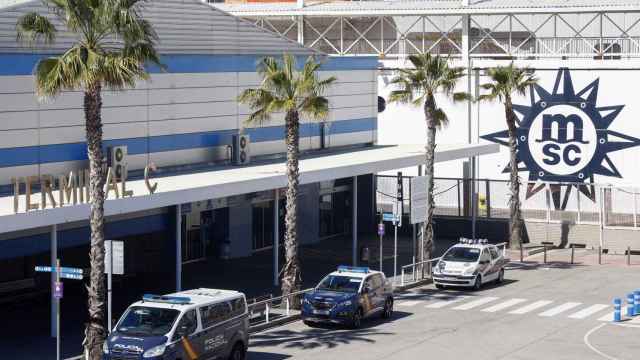 Agentes de la Policía Nacional junto al crucero de MSC