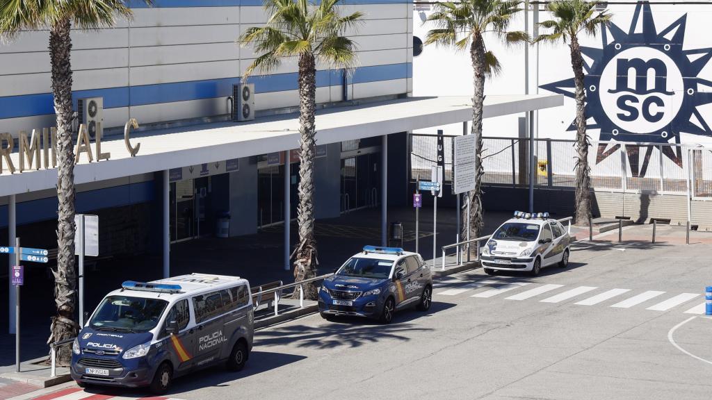 Agentes de la Policía Nacional junto al crucero de MSC