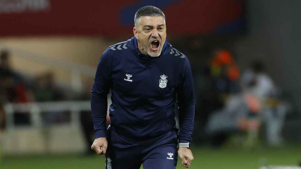 García Pimienta, durante el Barça-Las Palmas en Montjuïc