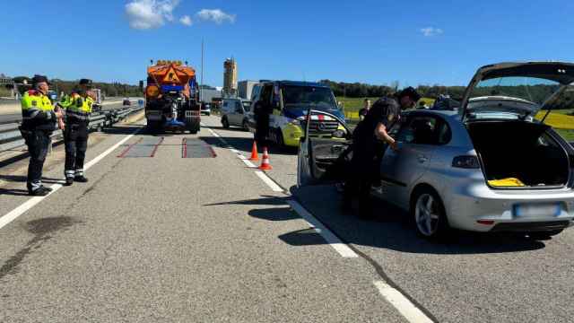 Control de Trànsit y los Mossos d'Esquadra en la C-35 a la altura de Llagostera