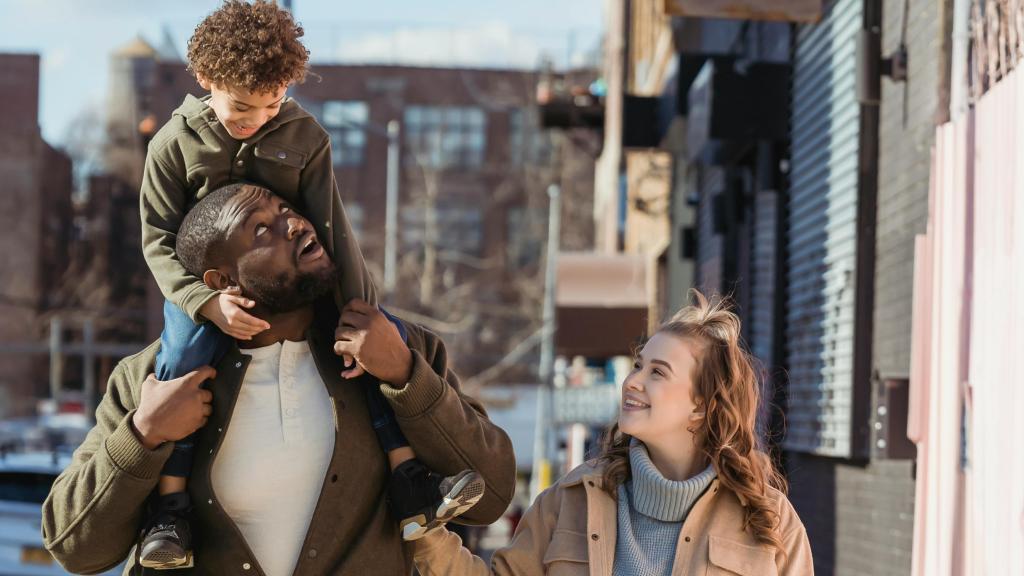 Una familia pasea por la ciudad