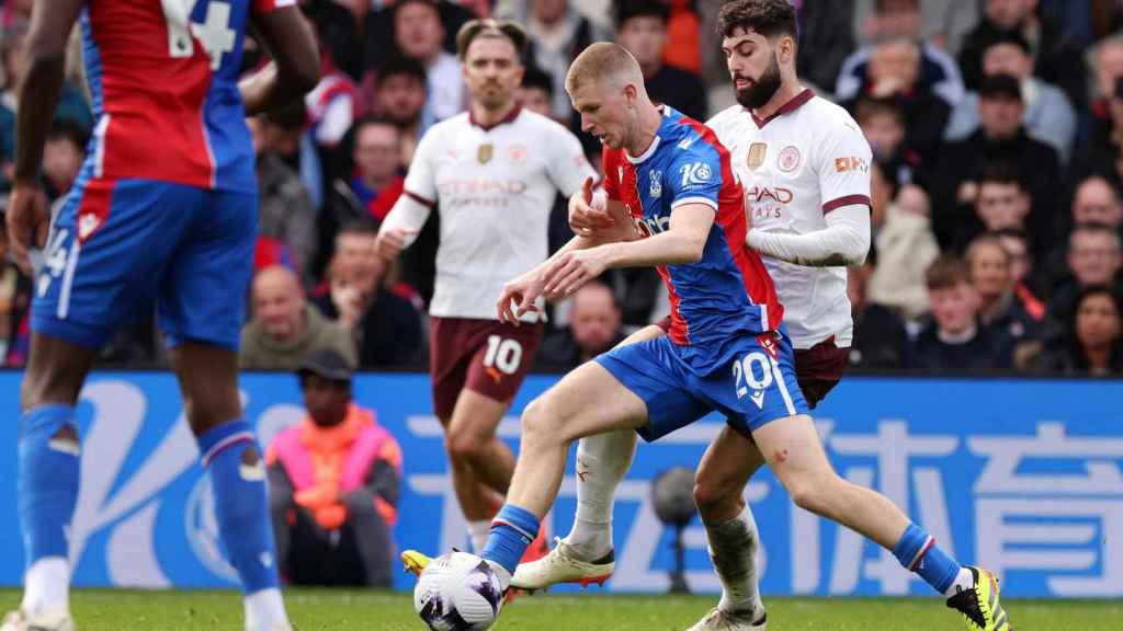 Josko Gvardiol pugna con Adam Wharton en el Crystal Palace-Manchester City