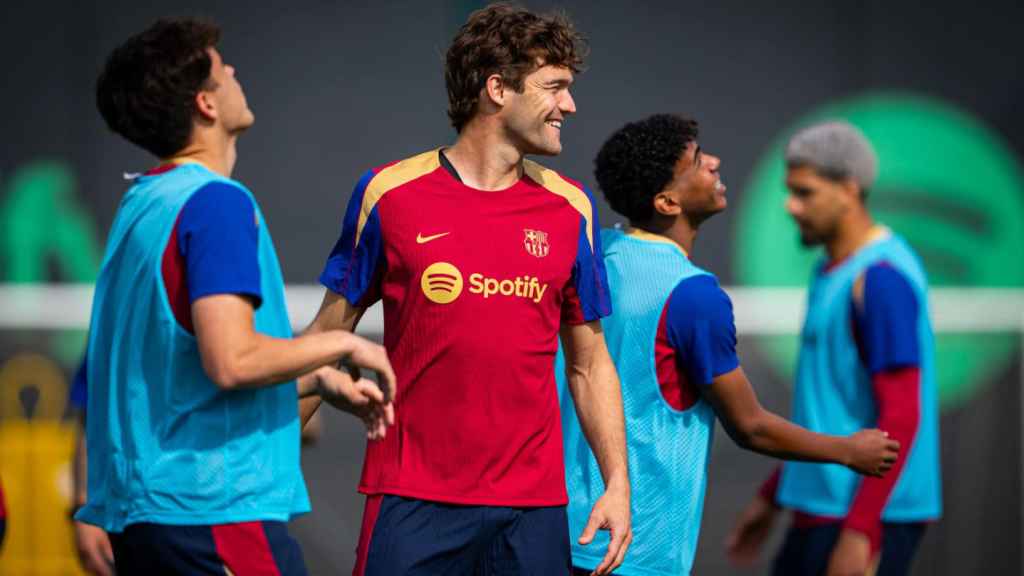 Marcos Alonso, sonriente en una sesión de entrenamiento del Barça
