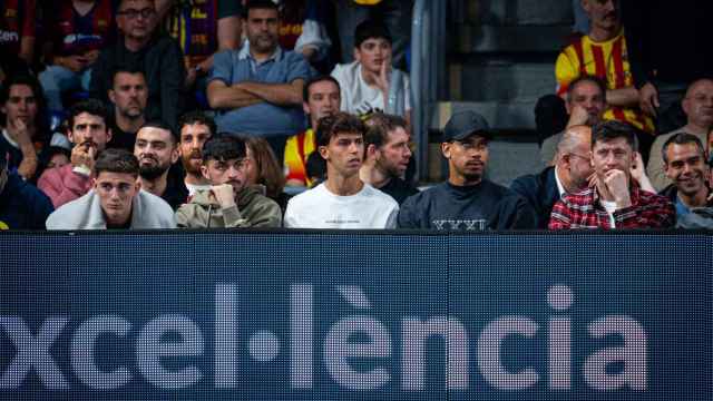 Gavi, Pedri, Joao Félix, Ronald Araujo y Robert Lewandowski, en el Palau para seguir el clásico de basket
