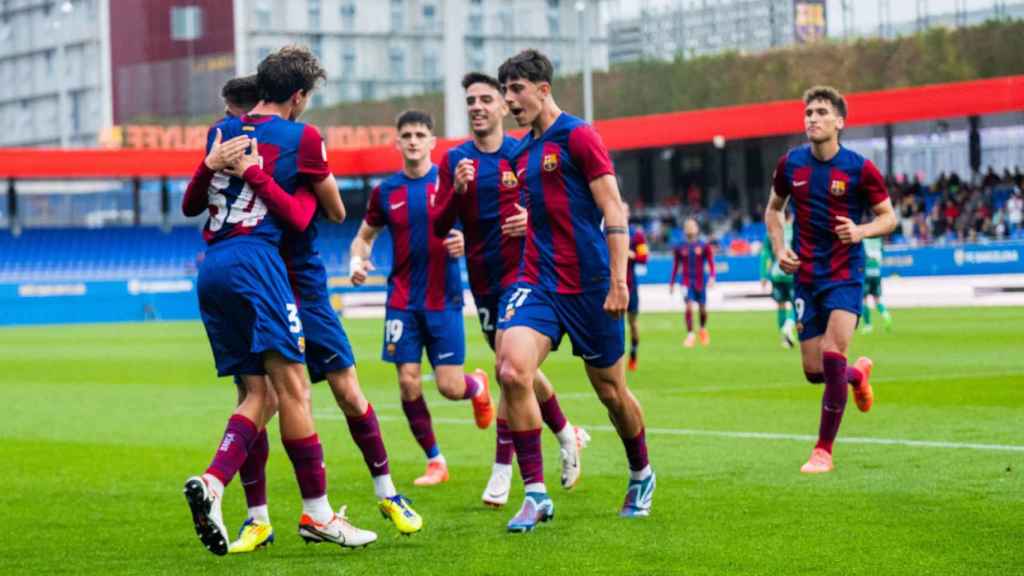 El Barça B celebra el primer gol d'Alexis Olmedo contra l'Arenteiro